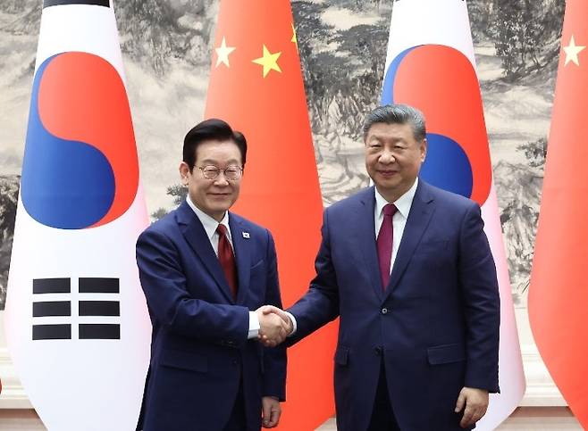 이재명 대통령과 시진핑 중국 국가주석이 지난 1월 5일 베이징 인민대회당에서 열린 한중 MOU 체결식에서 악수하고 있다. 연합뉴스