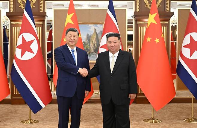 김정은 북한 국무위원장과 시진핑 중국 국가주석이 6월 8일 북한 평양에 있는 금수산 영빈관에서 정상회담에 앞서 기념 촬영하고 있다. 뉴시스