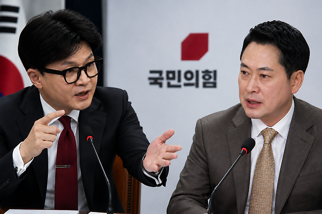 한동훈 무소속 의원(왼쪽)과 장동혁 국민의힘 대표 ⓒ챗GPT 생성형 이미지