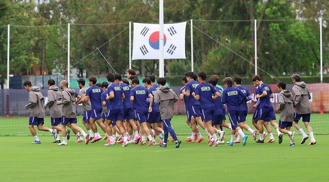 축구국가대표팀 선수들이 15일(한국시간) 멕시코 할리스코주 과달라하라 사포판의 치바스 베르데 바예에서 멕시코전을 대비한 훈련을 소화하고 있다. 사포판|뉴시스