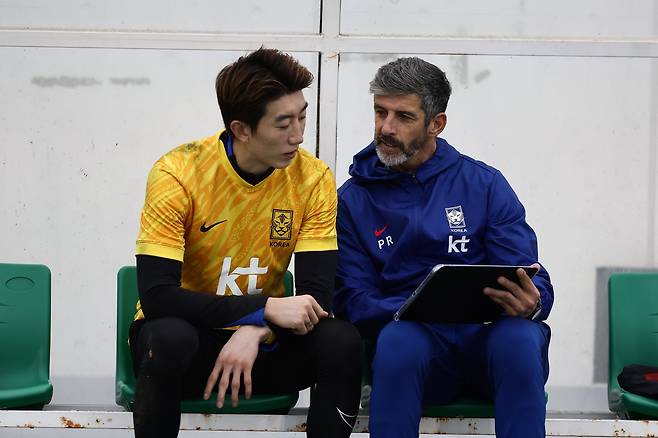 페드로 로마 대표팀 골키퍼코치(오른쪽)가 지난해 대표팀 훈련 도중 골키퍼 조현우에게 지시하고 있다. 사진제공|대한축구협회