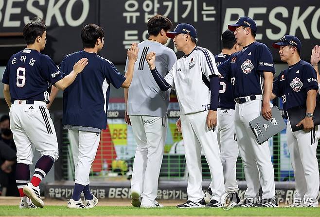 두산, 챔피언스필드에서 위닝시리즈 달성 (광주=연합뉴스) 조남수 기자 = 14일 광주기아챔피언스필드에서 열린 프로야구 두산 베어스와 KIA 타이거즈의 경기. 두산 김원형 감독이 8-1 승리를 거둔 선수들과 하이파이브 하고 있다. 2026.6.14 iso64@yna.co.kr