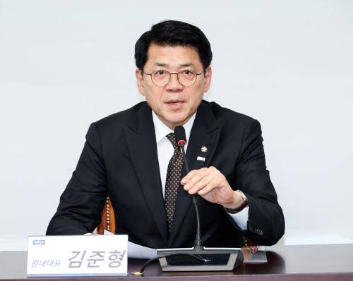 ◇16일 국회에서 열린 조국혁신당 의원총회에서 3기 원내대표 선거에 단독 입후보해 의원 12명의 만장일치로 당선된 김준형 신임 원내대표가 당선 소감을 밝히고 있다. 연합뉴스.
