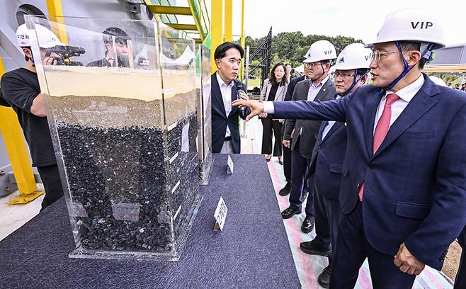 16일 대구 달성군 문산정수장에서 추경호 대구시장 당선인과 김성환 기후에너지환경부 장관 등이 복류수 취수 원리를 구현한 모형 앞에서 낙동강 복류수 실증실험 시설에 대한 설명을 듣고 있다. 이현덕기자 lhd@yeongnam.com