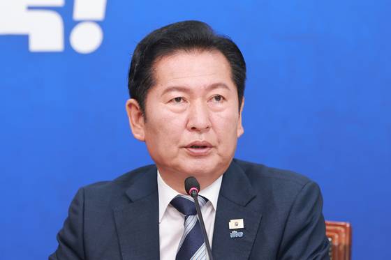 〈YONHAP PHOTO-2964〉 '전당대회 일정 조율' 중앙위 참석한 민주당 정청래 대표 (서울=연합뉴스) 신현우 기자 = 더불어민주당 정청래 대표가 16일 국회에서 열린 제6차 중앙위원회의에 참석해 인사말하고 있다. 2026.6.16 nowwego@yna.co.kr/2026-06-16 09:33:04/ 〈저작권자 ⓒ 1980-2026 ㈜연합뉴스. 무단 전재 재배포 금지, AI 학습 및 활용 금지〉