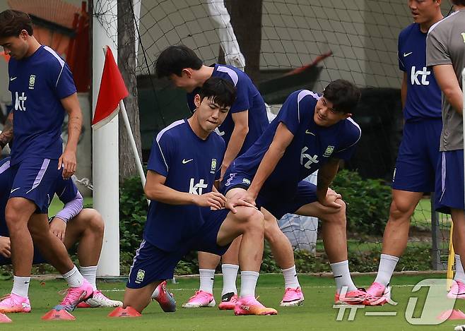 2026 북중미 월드컵에 출전하는 대한민국 축구 국가대표팀 이기혁, 김민재가 14일(현지시간) 멕시코 과달라하라 인근 사포판에 위치한 베이스캠프 훈련장 치바스 바예 베르데에서 스트레칭을 하고 있다. 2026.6.15 ⓒ 뉴스1 임세영 기자