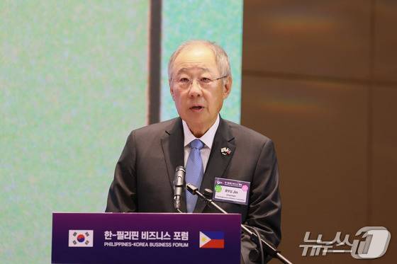 류진 한국경제인협회 회장이 4일 필리핀 콘래드 마닐라호텔에서 열린 '한-필리핀 비즈니스 포럼'에서 인사말을 하고 있다. (한국경제인협회 제공. 재판매 및 DB 금지) 2026.3.4 ⓒ 뉴스1