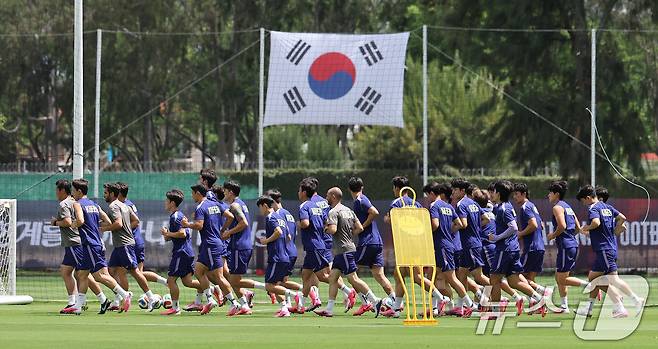 2026 북중미 월드컵에 출전하는 대한민국 축구 국가대표팀 선수들이 15일(현지시간) 멕시코 과달라하라 인근 사포판에 위치한 베이스캠프 훈련장 치바스 바예 베르데에서 훈련을 하고 있다. 2026.6.16 ⓒ 뉴스1 임세영 기자