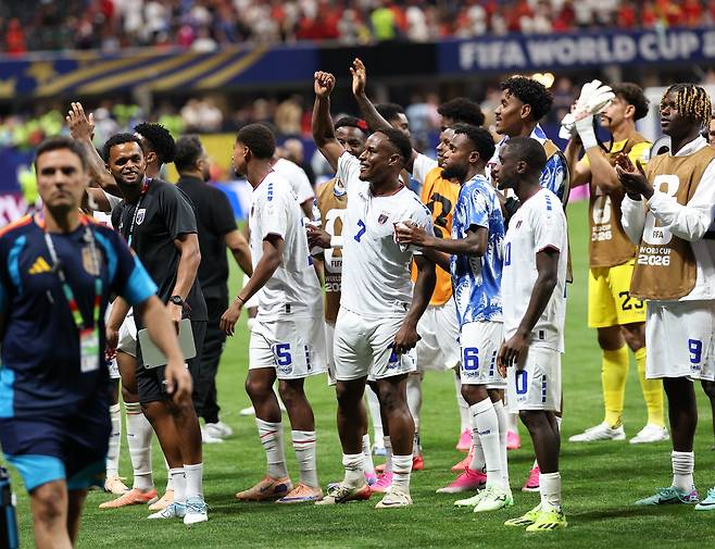 (260616) -- ATLANTA, June 16, 2026 (Xinhua) -- Players of Cape Verde greet the spectators after the group H match between Spain and Cape Verde at the 2026 FIFA World Cup at Atlanta Stadium in Atlanta, the United States, June 15, 2026. (Xinhua/Wang Kaiyan)<저작권자(c) 연합뉴스, 무단 전재-재배포, AI 학습 및 활용 금지>