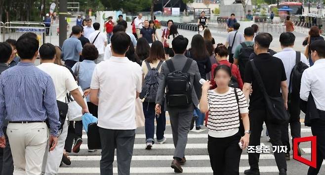 서울 종로구 광화문 네거리에서 시민들이 출근길 발걸음을 재촉하고 있다.