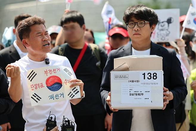 전한길씨가 지난 12일 오후 서울 송파구 올림픽공원 핸드볼경기장에서 긴급 기자회견을 열고 선거관리위원회가 폐기했다고 밝힌 잠실7동 제2투표소 투표용지 보관상자 추정 물품을 공개하고 있다./사진=뉴스1