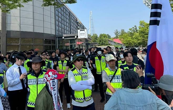 16일 서울올림픽공원 핸드볼경기장에 체육단체 직원들을 진입을 위해 위해 경찰이 배치됐다. 정봉비 기자