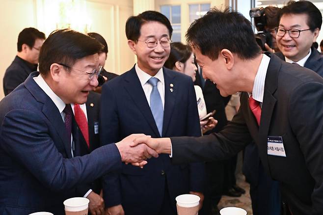 오세훈(오른쪽) 서울시장 당선자가 16일 서울 여의도 CCMM빌딩에서 열린 2026 국민공공정책포럼에 참석해 정점식 국민의힘 원내대표와 인사를 나누고 있다. 국민일보 제공