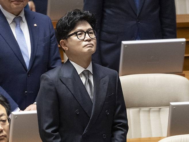 ▲ 무소속 한동훈 의원이 11일 국회에서 열린 본회의에 참석해 민주당 김성범 의원의 의원 선서를 바라보고 있다. 연합뉴스