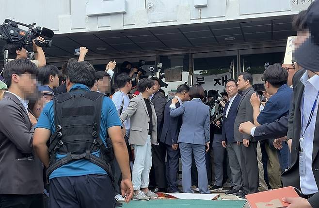 야당의 중재로 잠실 개표소 봉쇄 사태가 타결 국면에 접어들면서 경기장 내 입주 체육단체 관계자들이 내부 진입을 앞두고 있다. 연합뉴스