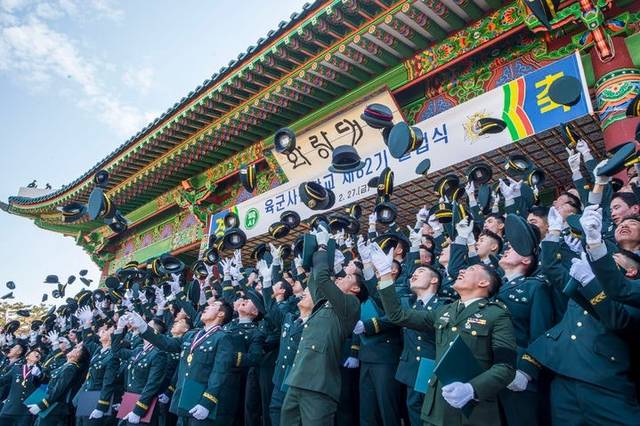 지난 2월 27일 서울 노원구 육군사관학교에서 열린 제82기 졸업식에서 졸업생들이 졸업을 자축하며 정모를 던지고 있다. 육군 제공