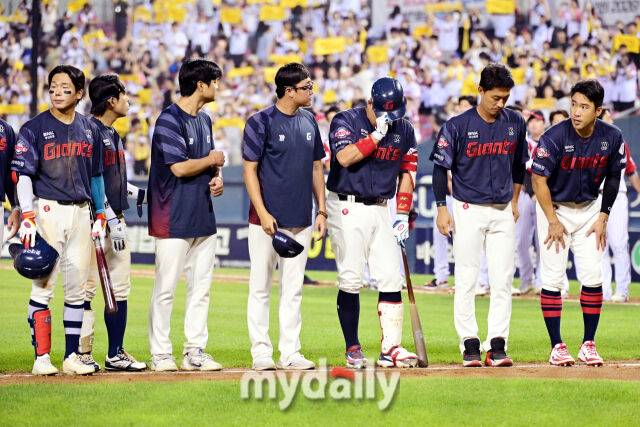 롯데가 1-6으로 패배한 뒤 팬들에게 인사를 하고 있다.