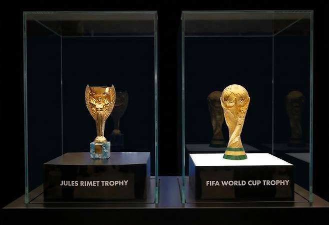 FIFA 월드컵의 첫 번째 우승컵인 ‘줄리메 트로피’(왼쪽)와 두 번째 우승컵인 ‘피파 월드컵’. 기사의 이해를 돕기 위해 구글의 생성형 인공지능(AI) ‘제미나이’로 생성한 이미지