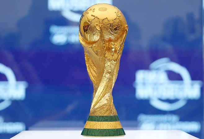 2022년 11월 16일(현지시간) 카타르 월드컵 개막을 앞두고 카타르 도하 FIFA 팬 페스티벌 행사장 내 설치된 FIFA 박물관 특별전시회 공식 오프닝 이벤트에서 공개된 대회 우승 트로피 모습. 도하=연합뉴스