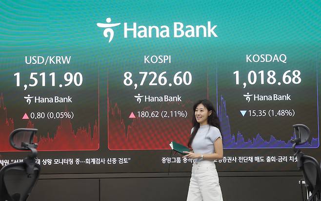 코스피가 상승세를 이어가며 8700선 초반에서 마감한 16일 서울 중구 하나은행 딜링룸에서 직원이 업무를 보고 있다. 이날 코스피는 180.62포인트(2.11%) 오른 8726.60으로 장을 마쳤다. 연합뉴스