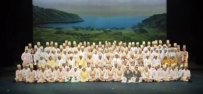 13일 전남 진도군 국립남도국악원에서 열린 토요상설공연 《상여, 삶을 싣고 흐르다》에 초청된 점촌상여소리보존회원들이 기념촬영을 하고 있다. ⓒ문경시 제공