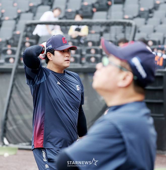롯데 자이언츠 포수 유강남(왼쪽)이 5월 19일 대전 한화생명이글스파크에서 열린 한화 이글스와 원정경기에 앞서 타격훈련을 마치고 더그아웃으로 향하고 있다. /사진=강영조 선임기자