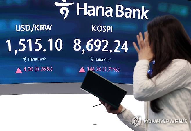 코스피, 상승 출발 (서울=연합뉴스) 이지은 기자 = 16일 서울 중구 하나은행 딜링룸 현황판에 코스피가 표시되고 있다. 이날 코스피는 전날보다 150.57포인트(1.76%) 오른 8,696.55에, 코스닥지수는 4.97포인트(0.48%) 오른 1,039.00에 개장했다. 2026.6.16 jieunlee@yna.co.kr