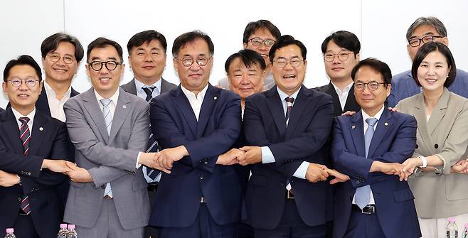 ▲ 17일 오전 인천 연수구 송도국제도시 G타워에서 인천시장직 인수위원회 총괄 업무보고가 진행된 가운데 박찬대 인천시장 당선인과 맹성규 인수위원장, 인수위원들이 기념촬영을 하고 있다. /이재민 기자 leejm@incheonilbo.com