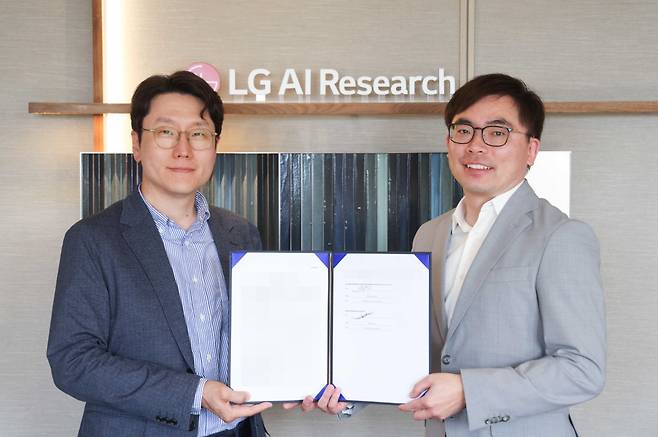 16일 서울 여의도 LG트윈타워에서 임우형(왼쪽) LG AI연구원장과 이슬기 디앤디파마텍 대표가 차세대 펩타이드 신약 공동 개발 사업 본계약을 체결했다.(사진=LG)