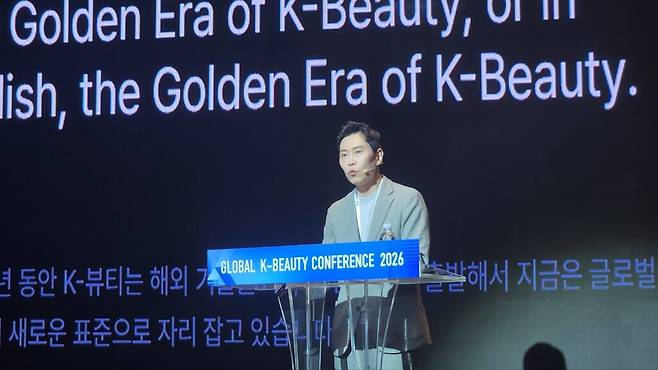 신재하 에이피알(APR) 부사장은 K뷰티의 성장을 개별 브랜드의 성과가 아니라 산업 생태계의 경쟁력으로 해석했다. 신 부사장에 따르면 에이피알은 올해 1분기 기준 해외 매출 비중이 89% 수준에 달하고, 그중 50~60%가 미주와 유럽에서 나온다. 신 부사장은 K뷰티의 경쟁력을 브랜드, ODM, 패키징, 유통, 마케팅이 한 생태계 안에서 경쟁·협력하는 구조에서 찾았다. (사진=테크42)