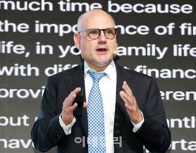 토르스텐 벡 유럽대학연구소(EUI) 금융안정학과 교수가 17일 서울 중구 장충동 서울신라호텔에서 열린 제17회 이데일리 전략포럼(Edaily Strategy Forum 2026) 기조연설2에서 ‘힘의 재편과 생산적 금융: 글로벌 질서 변화 속 자본의 역할’이란 주제로 발표를 하고 있다. ‘힘의 시대, 문명의 재편: 누가 신세계를 설계하는가’를 주제로 열린 ‘제17회 이데일리 전략포럼’은 미·중 패권 경쟁, 이란 전쟁 뿐만 아니라 미국 우선주의가 강화하는 지정학적 지각변동 속에서 우리 사회가 직면한 외교·안보, 금융·재정의 전환점을 다각도로 해부하고 위기 속 돌파구를 모색하기 위해 마련됐다. (사진=이데일리 방인권 기자)