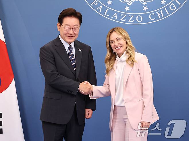 이재명 대통령과 조르자 멜로니 이탈리아 총리가 12일(현지시간) 로마 영빈관에서 열린 환영식을 마친 후 악수하고 있다. 2026.6.12 ⓒ 뉴스1 허경 기자