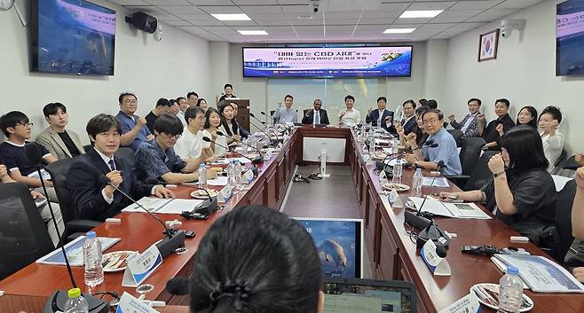 17일 국회의원회관에서 열린 홉 유래 바이오 산업 육성 포럼 참석자들이 기념 사진을 찍고 있다. ⓒ 뉴스1
