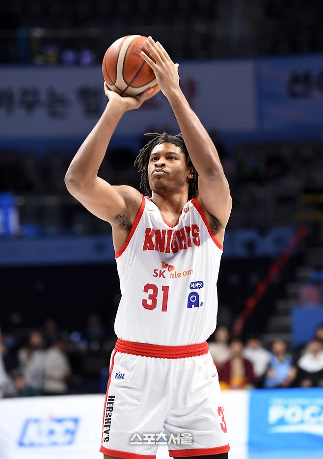 SK 아이재아 힉스가 8일 고양체육곤에서 열린 2024-2025 프로농구 소노와 경기에서 자유투를 던지고 있다. 고양 | 박진업 기자 upandup@sportsseoul.com
