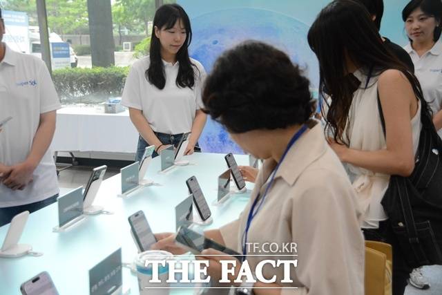17일 오전 서울 중구 신한금융그룹 본사 1층 로비에서 직원들이 신한금융의 통합 앱 '슈퍼SOL'을 직접 체험해보고 있다. /김태환 기자
