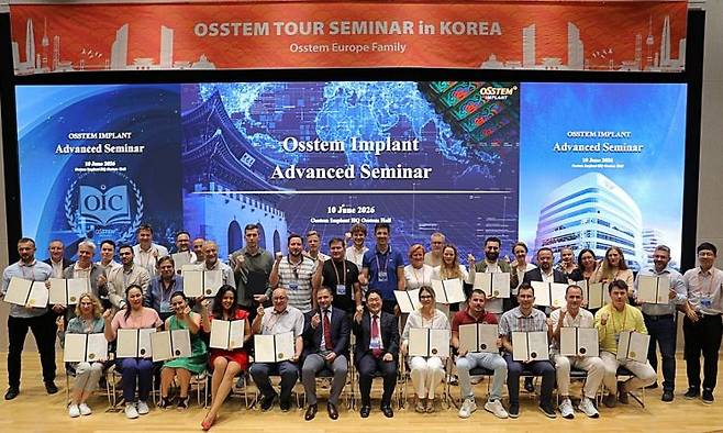 '오스템 유럽 투어 세미나 2026(Osstem Europe Tour Seminar 2026)'에 참가한 유럽 9개국 치과의사들이 지난 10일 서울 강서구 오스템임플란트 트윈타워에서 진행된 세미나 후 수료증을 받고 기념 촬영을 하고 있다. 오스템임플란트 제공