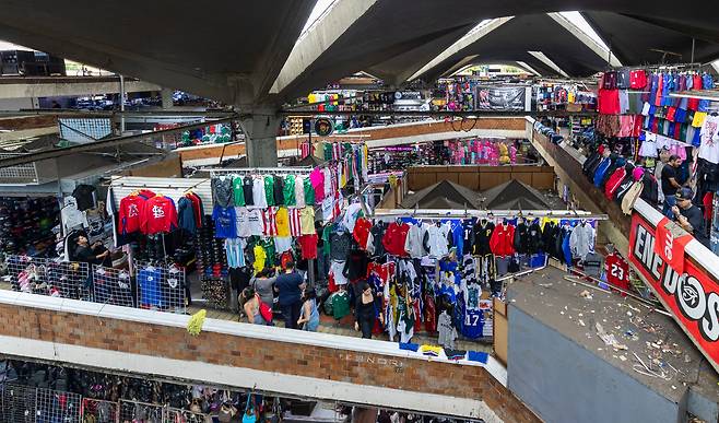 2026년 6월 15일(현지시간) 멕시코 할리스코주 과달라하라의 산 후안 데 디오스 시장(Mercado San Juan de Dios). 1958년 개장한 이 시장은 면적 4만㎡, 약 3,000개 점포를 갖춘 중남미 최대 규모 실내 시장 중 하나로 꼽힌다. /김지호 기자