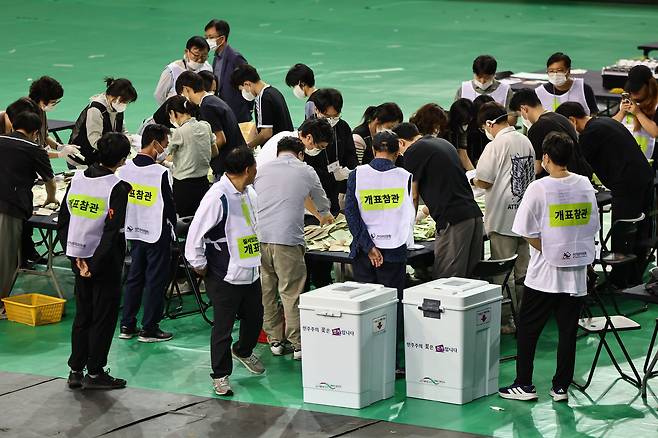 지난 5일 서울 송파구 올림픽공원 핸드볼경기장에서 '투표 용지 부족 사태'로 개표가 미뤄졌던 잠실7동 제2투표소 투표함의 개표가 진행되고 있다. /뉴스1