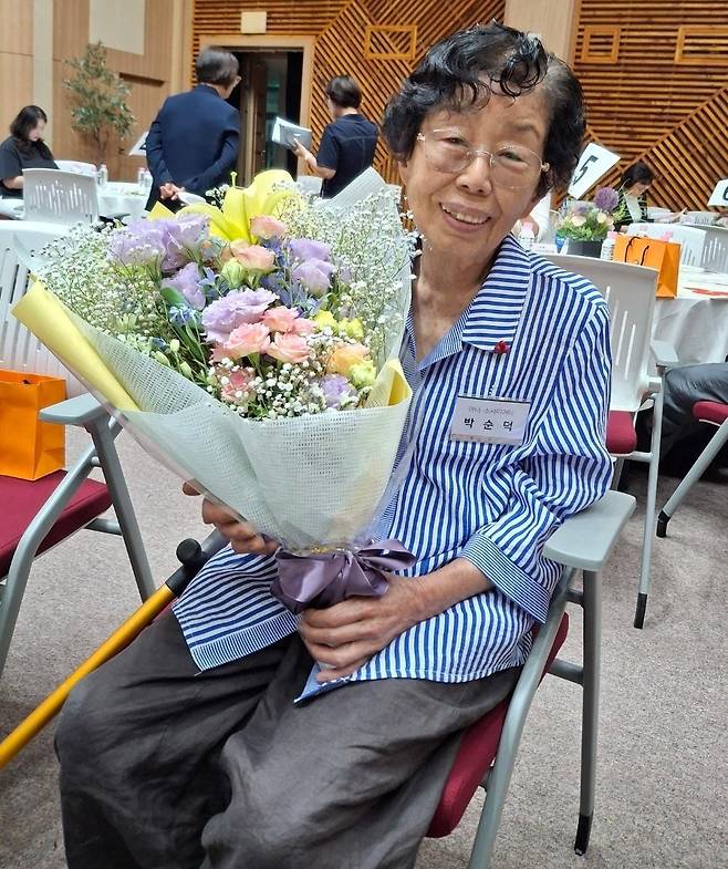 지난해 6월 전북사회복지공동모금회가 개최한 ‘희망 2025캠페인 유공자 시상식’에서 박순덕 씨가 전북도지사 상을 받은 뒤 환하게 웃고 있다. 정읍시 제공