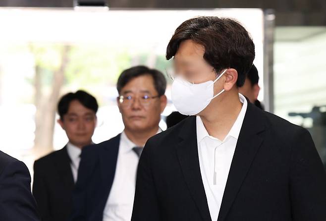 신천지 신도들을 국민의힘 당원으로 집단 가입시킨 혐의를 받는 고동안 전 신천지 총회 총무가 17일 오후 서울 서초구 서울중앙지방법원에서 열린 구속 전 피의자 심문(영장실질심사)에 출석하고 있다. 사진=뉴스1