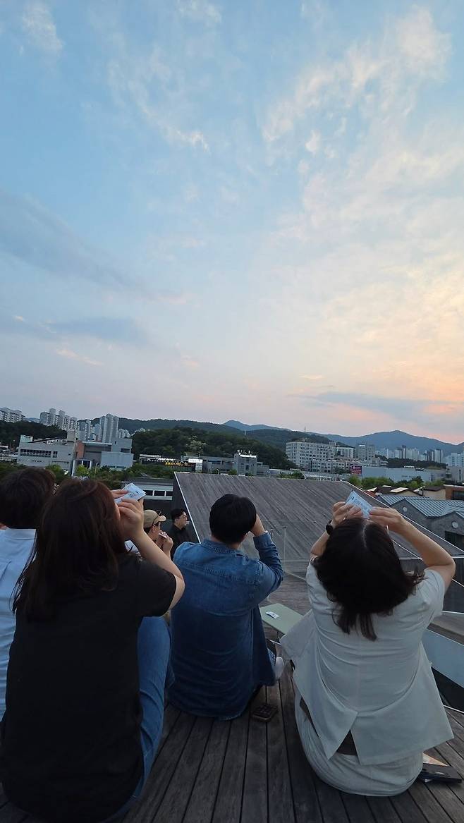 그의 집 테라스에서 하늘을 보고 있는 정재승 교수와 동료들. 정재승 페이스북.
