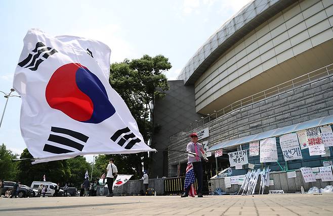 서울 송파구 올림픽공원 핸드볼경기장 앞 '개표소 봉쇄 시위' 참가자 2026.6.9 / 사진=연합뉴스