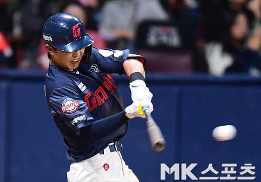 4월 10일 오후 고척스카이돔에서 2026 프로야구 롯데 자이언츠와 키움 히어로즈의 경기가 벌어졌다. 4회 초에서 롯데 전민재가 안타를 치고 있다. 3승 7패로 리그 공동 8위를 기록하고 있는 양 팀은 주말 3연전 첫 경기를 승리하기 위해 전력을 다하고 있다. 사진=김재현 기자