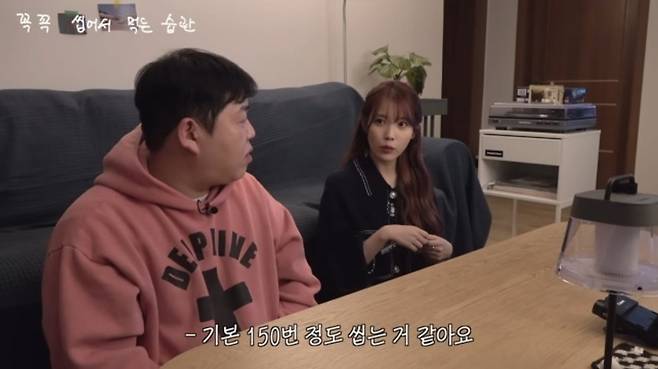 아이유가 식사 습관에 대해 이야기하고 있다. 유튜브 채널 ‘빠더너스 BDNS’ 캡처