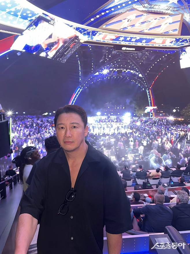 정문홍 로드FC 회장이 15일(한국시간) 미국 워싱턴DC서 열린 UFC 프리덤 250을 관전한 뒤 기념 촬영하고 있다. 사진출처|정문홍 로드FC 회장 인스타그램