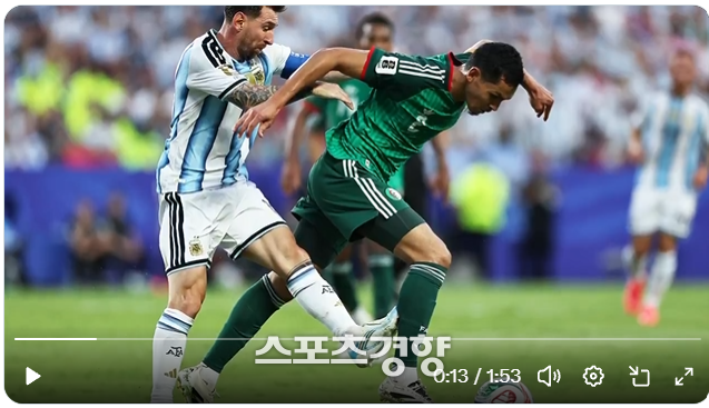 메시가 17일 북중미 월드컵 알제리전 전반 중반 상대 선수 종아리를 밟는 장면이 ‘퇴장감’이라는 주장이 나오고 있다. ESPN SNS 캡처
