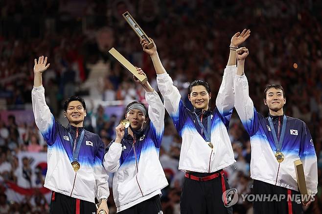 한국 펜싱, 올림픽 3연패 주역들 (파리=연합뉴스) 신준희 기자 = 올림픽 3연패를 이룬 펜싱 사브르 남자단체 한국 대표팀 구본길(왼쪽부터), 박상원, 오상욱, 도경동이 31일(현지시간) 프랑스 파리 그랑 팔레에서 열린 2024 파리올림픽 펜싱 남자 사브르 단체전 시상식에서 금메달을 목에 걸고 기뻐하고 있다. 2024.8.1 hama@yna.co.kr