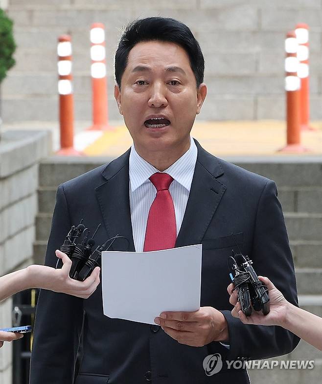 입장 밝히는 오세훈 서울시장 (서울=연합뉴스) 이진욱 기자 = 오세훈 서울시장이 17일 서울 서초구 서울중앙지방법원에서 열린 '명태균 여론조사 의혹' 사건 1심 결심공판에 출석하며 입장을 밝히고 있다. 2026.6.17 cityboy@yna.co.kr