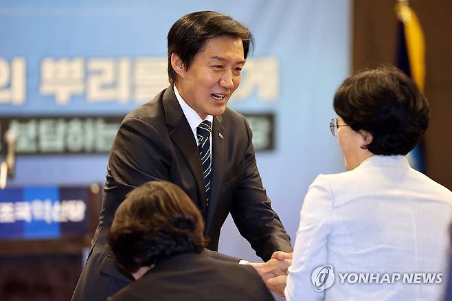 당선자들과 악수하는 조국 전 대표 (광주=연합뉴스) 김혜인 기자 = 조국혁신당 조국 전 대표가 17일 광주 서구 치평동 브리브 광주 바이 롯데호텔에서 열린 6·3지방선거 당선자 워크숍을 찾아 당선인들과 악수하고 있다. 2026.6.17 in@yna.co.kr