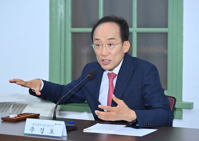 추경호 대구시장 당선인이 지난 17일 경북대병원에서 열린 지역필수보건의료분야 종사자 간담회에서 지역 의료인들과 소통하고 있다. 인수위 제공